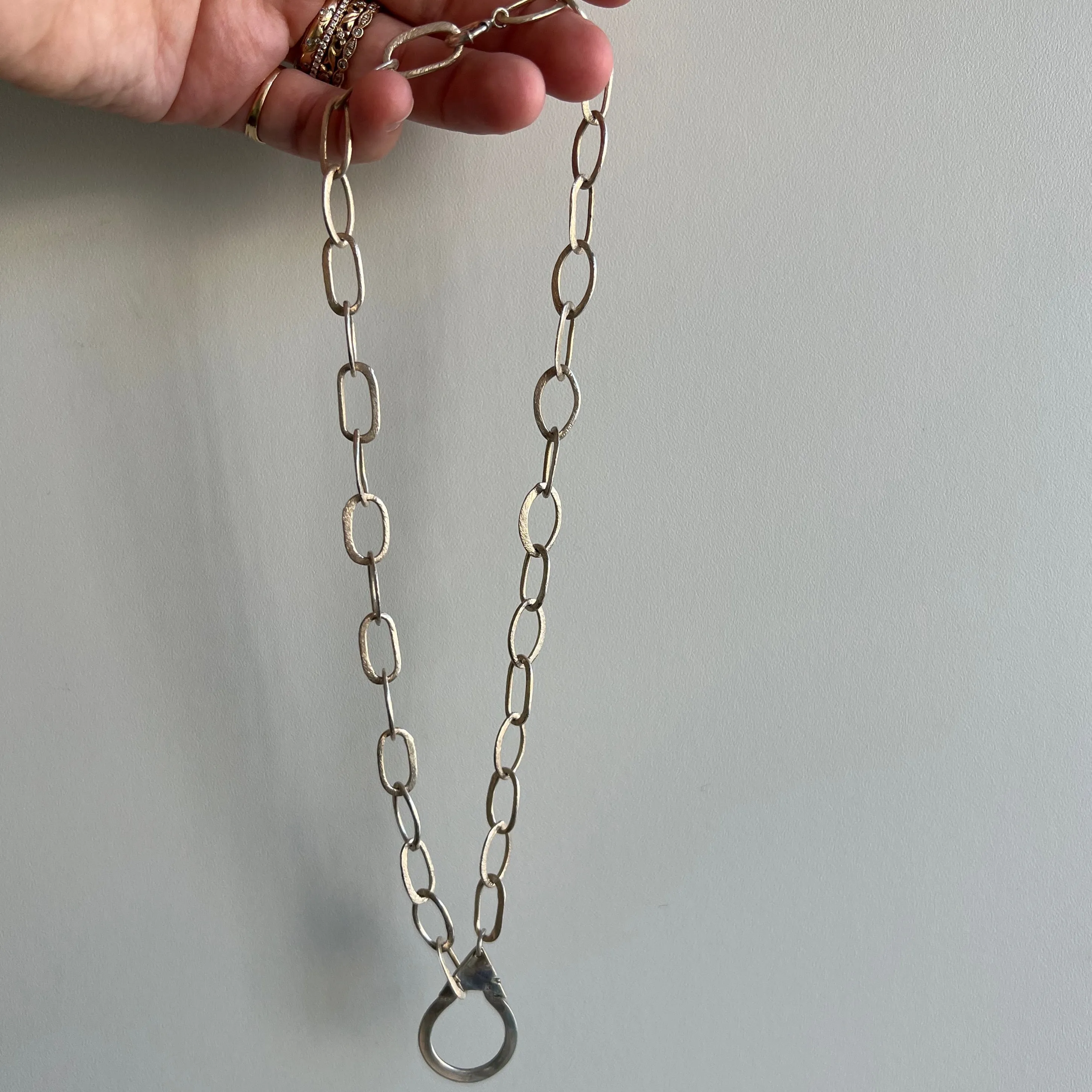 reimagined V I N T A G E // all linked up / sterling silver hammered brushed oval link chain with a connector clasp / 17