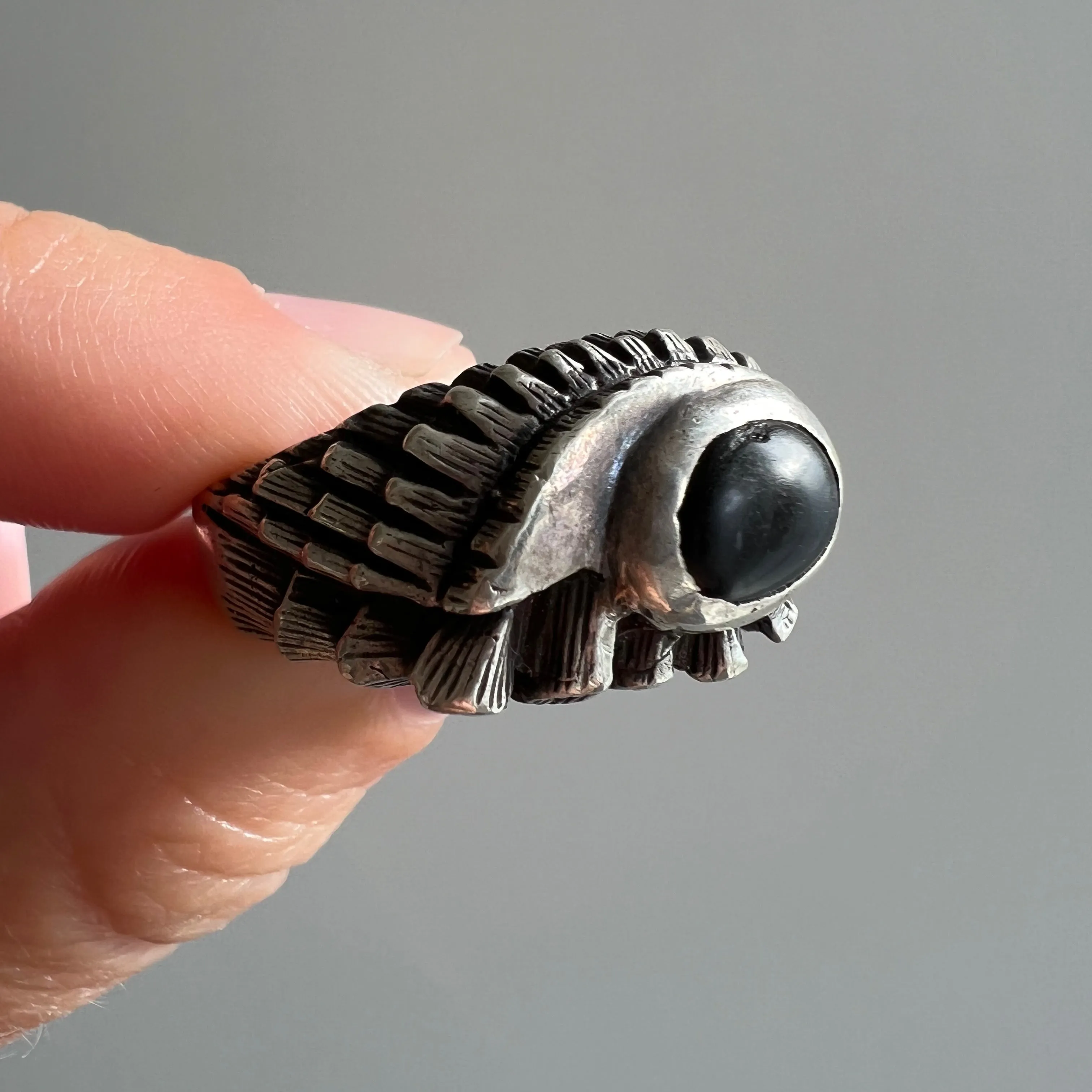 V I N T A G E // modernist bird / sterling silver and black stone owl signet ring / size 8-8.25