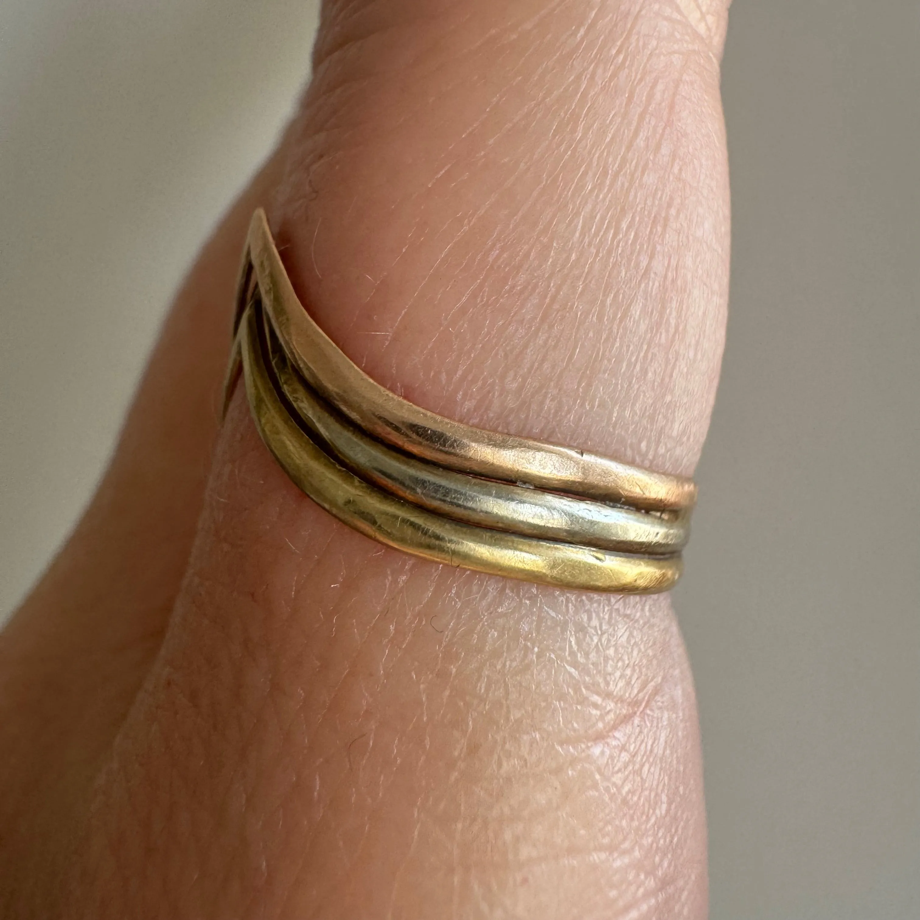 V I N T A G E // neapolitan stacker / 14k tricolor ring guard band / size 7 - 7.25